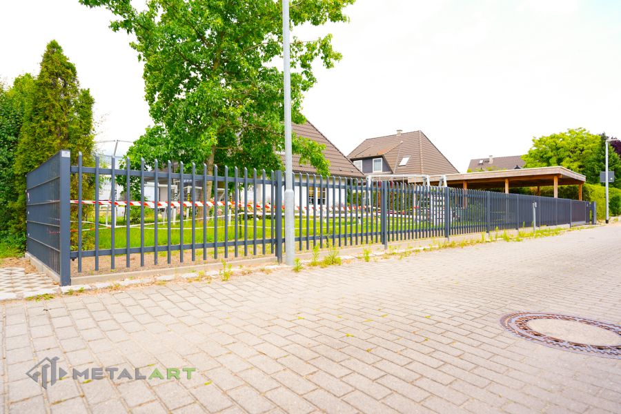 Zaunprojekt mit Schiebetor mit integrierter Pforte, Zaunportfolio, moderne Zäune, Zaunanlage Projekt, Zaun Metal Art, Zäune aus Polen, Zaun Berlin, Zaun günstig kaufen, Zäune und Tore