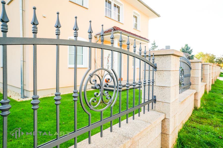 Schmuckzaun, Ornament im Zaun, Zaunprojekt, Schmiedezaun, Zaunanlage in Welle, Zaun Metal Art, Zäune aus Polen, Zaun Berlin, Zäune und Tore, klassische Zäune, Schmuckzäune, Gartenzaun