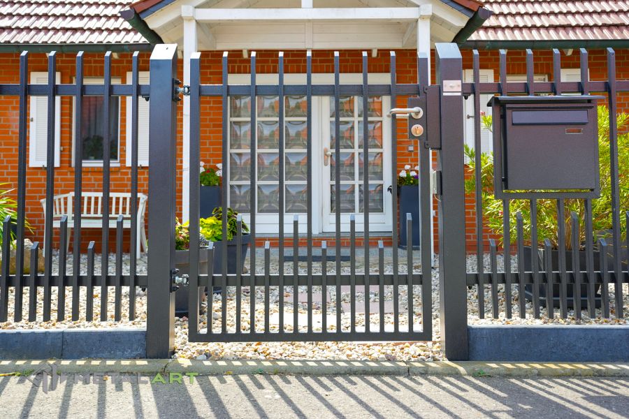 Zaunprojekt mit Schiebetor mit integrierter Pforte, Zaunportfolio, moderne Zäune, Zaunanlage Projekt, Zaun Metal Art, Zäune aus Polen, Zaun Berlin, Zaun günstig kaufen, Zäune und Tore