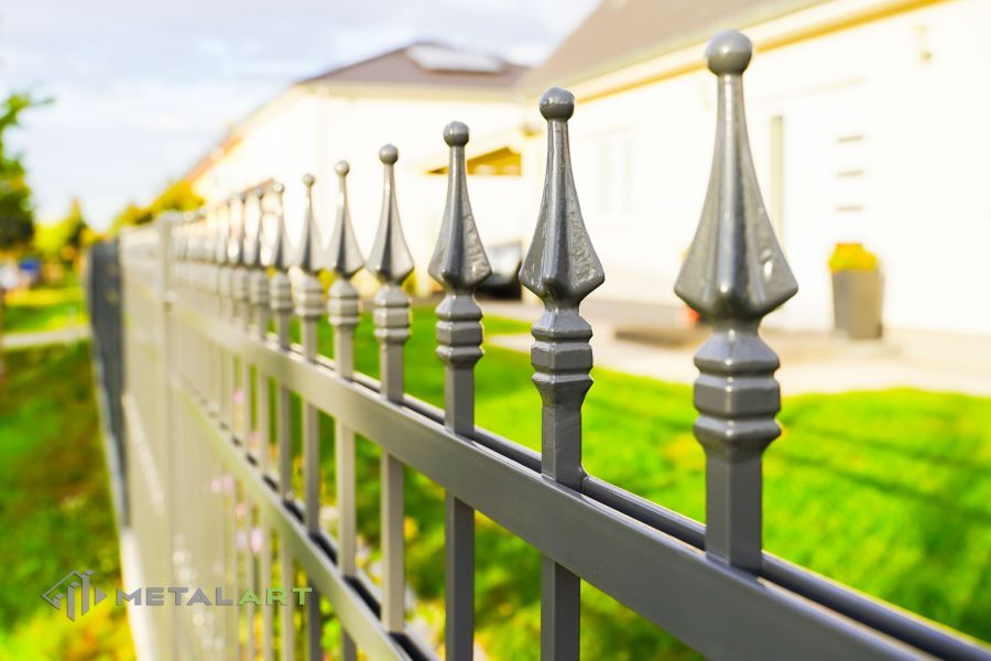 Zaunspitzen, Zaunprojekt, Zaunportfolio, Zaunmuster, Schmiedezaun, Schmiedezäune, Zaunanlage Projekt, Zaun Metal Art, Zäune aus Polen, Zaun Berlin, Zaun günstig kaufen, Zäune und Tore, klassische Zäune, Schmuckzaun, Schmuckzäune, Gartenzaun, Gartenzäune