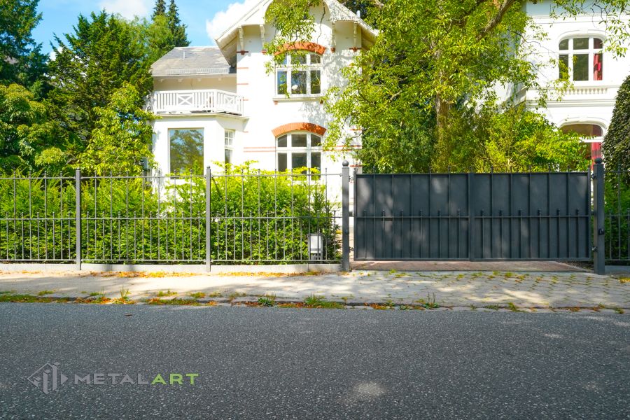 Schmuckzaun mit den Kugeln, Zaunportfolio, Zaunmuster, Schmiedezaun, Gartenzaun,