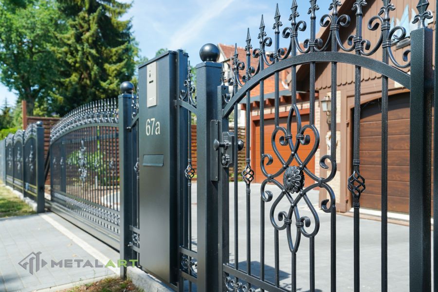 Ornament im Zaun, Zaunprojekt, Schmiedezaun, Zaunanlage in Welle, Zaun Metal Art, Zäune aus Polen, Zaun Berlin, Zäune und Tore, klassische Zäune, Schmuckzäune, Gartenzaun