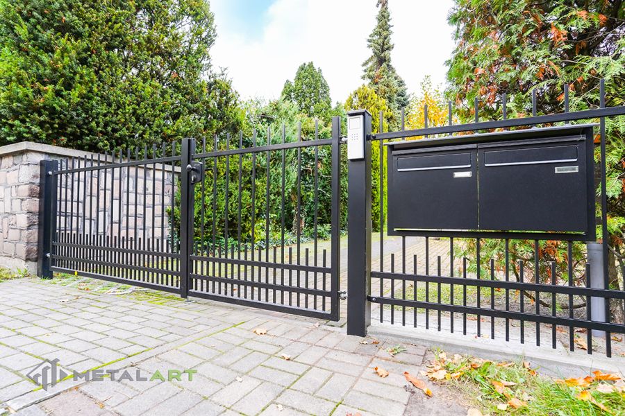 Klassische Zäune, Zaunprojekt von MetalArt, Maßgeschneidert, Metallzäune, Zaunanlage mit asymmetrischem Doppelflügeltor