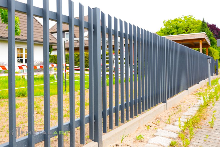 Zaunprojekt mit Schiebetor mit integrierter Pforte, Zaunportfolio, moderne Zäune, Zaunanlage Projekt, Zaun Metal Art, Zäune aus Polen, Zaun Berlin, Zaun günstig kaufen, Zäune und Tore