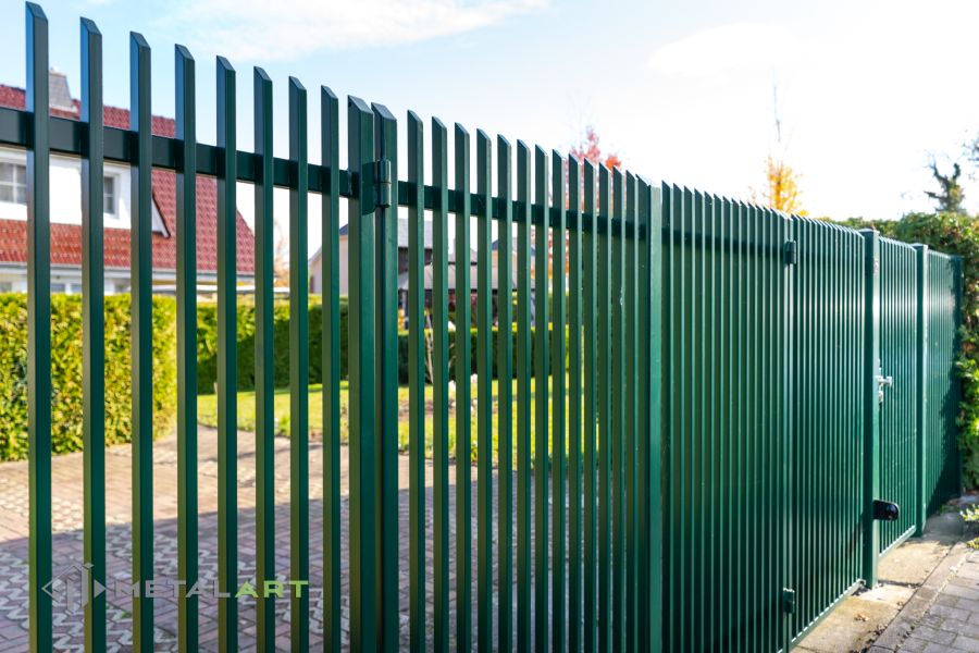 Zaunprojekt mit Schiebetor mit integrierter Pforte, Zaunportfolio, moderne Zäune, Zaunanlage Projekt, Zaun Metal Art, Zäune aus Polen, Zaun Berlin, Zaun günstig kaufen, Zäune und Tore