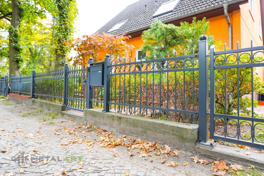 Zaunprojekt, Zaunportfolio, Zaunmuster, Schmiedezaun, Schmiedezäune, Zaunanlage Projekt, Zaun Metal Art, Zäune aus Polen, Zaun Berlin, Zaun günstig kaufen, Zäune und Tore, klassische Zäune, Gartenzaun, Gartenzäune