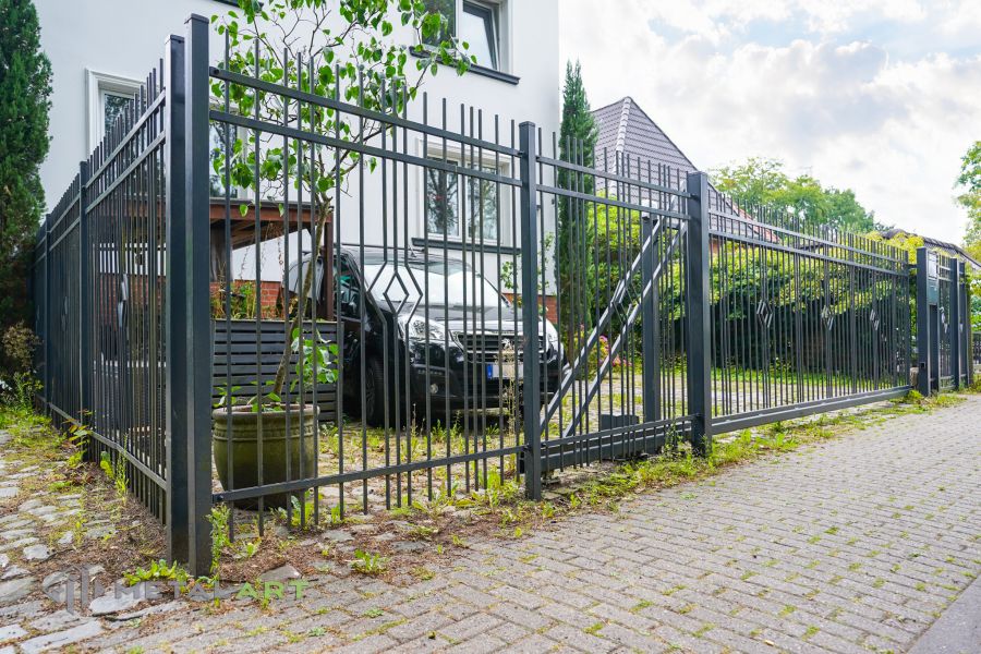 Ornament im Zaun, Zaunprojekt, Schmiedezaun, Zaunanlage in Welle, Zaun Metal Art, Zäune aus Polen, Zaun Berlin, Zäune und Tore, klassische Zäune, Schmuckzäune, Gartenzaun