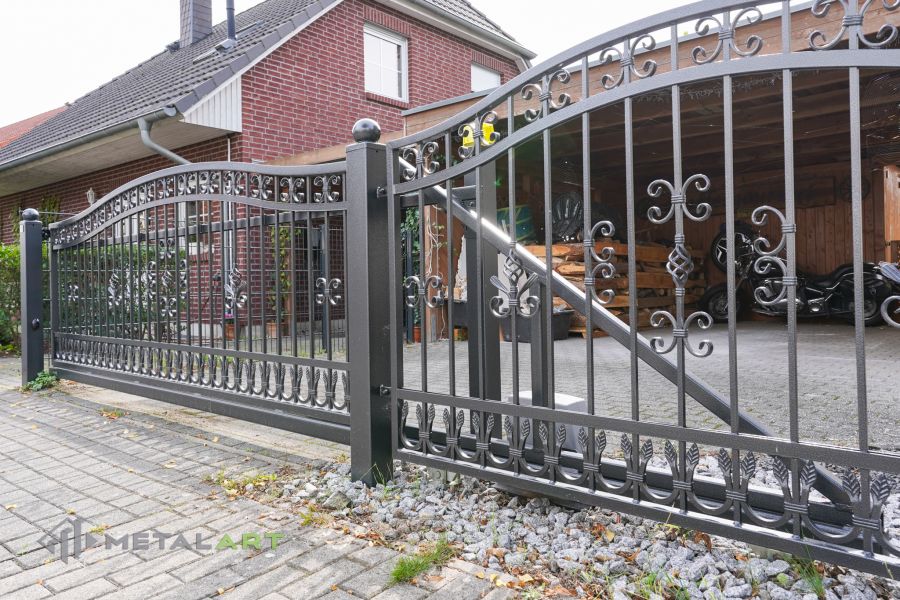 Schmuckzaun, Ornament im Zaun, Zaunprojekt, Schmiedezaun, Zaunanlage in Welle, Zaun Metal Art, Zäune aus Polen, Zaun Berlin, Zäune und Tore, klassische Zäune, Schmuckzäune, Gartenzaun