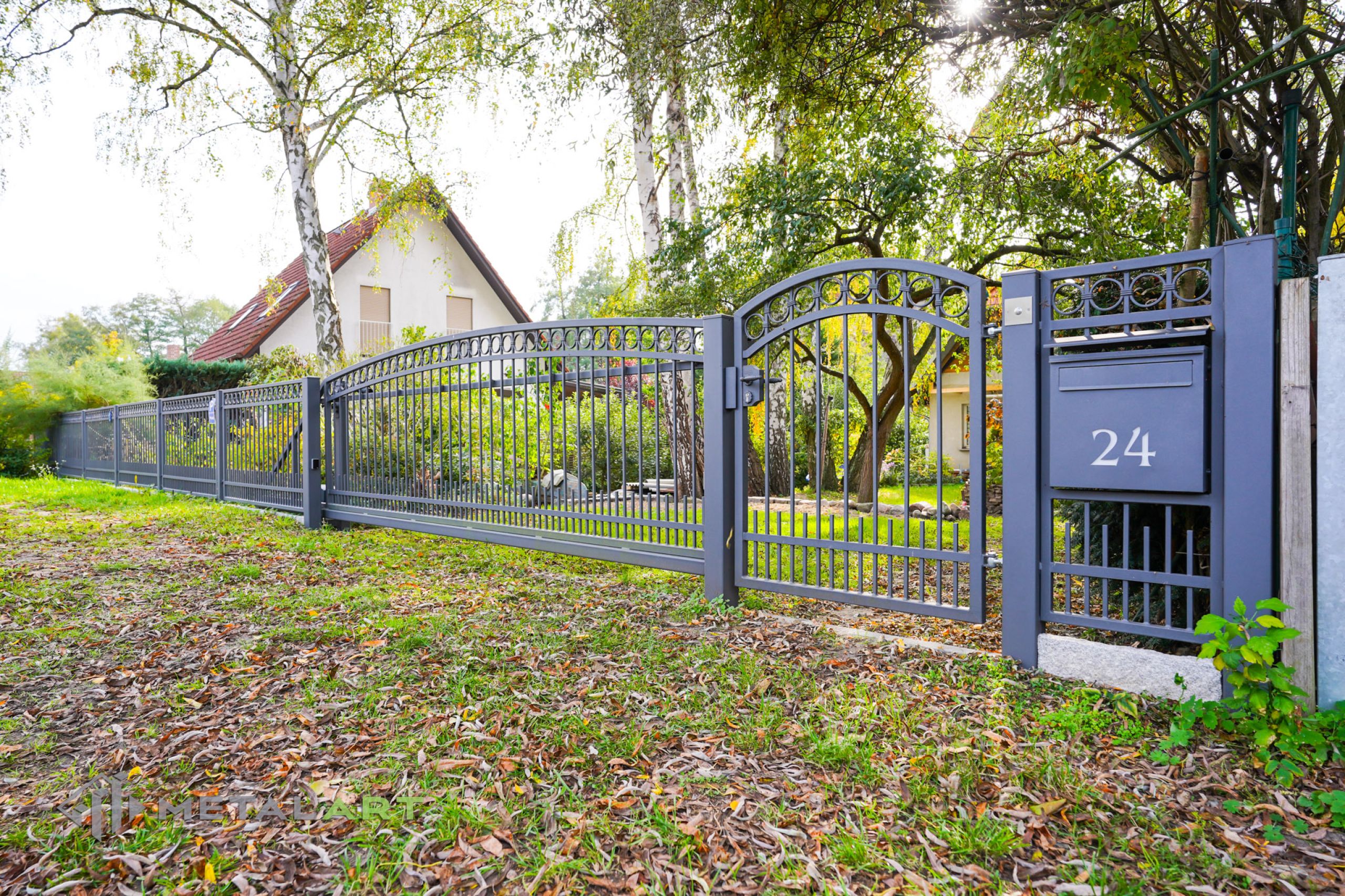 Zaunprojekt, Zaunportfolio, Zaunmuster, Schmiedezaun, Schmiedezäune, Zaunanlage Projekt, Zaun Metal Art, Zäune aus Polen, Zaun Berlin, Zaun günstig kaufen, Zäune und Tore, klassische Zäune, Schmuckzaun, Schmuckzäune