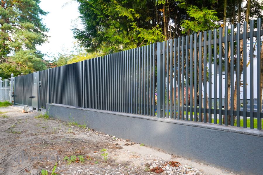 Zaunprojekt mit Schiebetor mit integrierter Pforte, Zaunportfolio, moderne Zäune, Zaunanlage Projekt, Zaun Metal Art, Zäune aus Polen, Zaun Berlin, Zaun günstig kaufen, Zäune und Tore