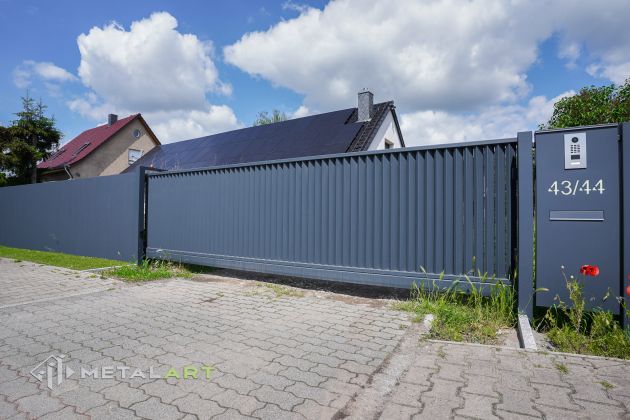 Schiebetor, Zaunprojekt, Zaunportfolio, moderne Zäune, Zaunanlage Projekt, Zaun Metal Art, Zäune aus Polen, Zaun Berlin, Zaun günstig kaufen, Zäune und Tore