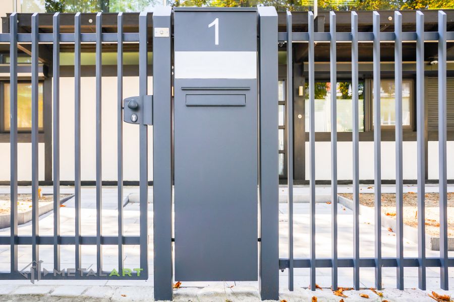 Zaunprojekt mit Schiebetor mit integrierter Pforte, Zaunportfolio, moderne Zäune, Zaunanlage Projekt, Zaun Metal Art, Zäune aus Polen, Zaun Berlin, Zaun günstig kaufen, Zäune und Tore