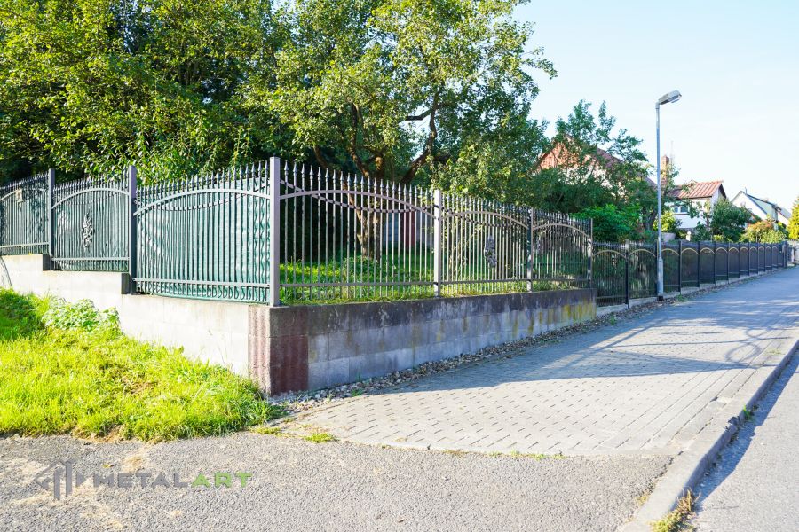 Ornament im Zaun, Zaunprojekt, Schmiedezaun, Zaunanlage in Welle, Zaun Metal Art, Zäune aus Polen, Zaun Berlin, Zäune und Tore, klassische Zäune, Schmuckzäune, Gartenzaun