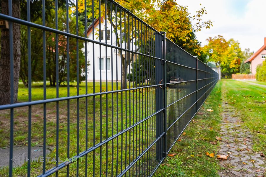 Klassische Zäune, Zaunprojekt von MetalArt, Maßgeschneidert, Metallzäune, Zaunanlage mit asymmetrischem Doppelflügeltor