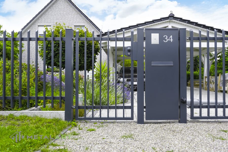 Zaunprojekt mit Schiebetor mit integrierter Pforte, Zaunportfolio, moderne Zäune, Zaunanlage Projekt, Zaun Metal Art, Zäune aus Polen, Zaun Berlin, Zaun günstig kaufen, Zäune und Tore