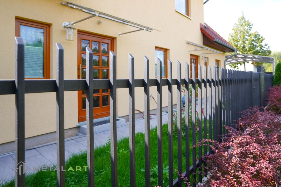 Zaunprojekt mit Schiebetor mit integrierter Pforte, Zaunportfolio, moderne Zäune, Zaunanlage Projekt, Zaun Metal Art, Zäune aus Polen, Zaun Berlin, Zaun günstig kaufen, Zäune und Tore