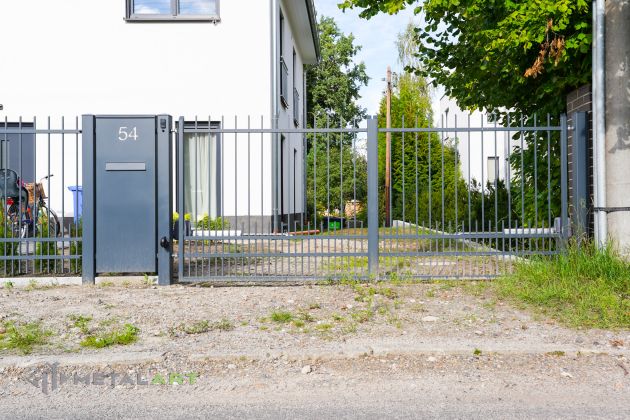 Doppelflügeltor, Zauntore, Tore, Zaunprojekt, Zaunportfolio, Zaunmuster, Schmiedezaun, Schmiedezäune, Zaunanlage Projekt, Zaun Metal Art, Zäune aus Polen, Zaun Berlin, Zaun günstig kaufen, Zäune und Tore, klassische Zäune, Gartenzaun, Gartenzäune