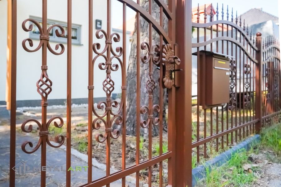 Schmuckzaun, Ornament im Zaun, Zaunprojekt, Schmiedezaun, Zaunanlage in Welle, Zaun Metal Art, Zäune aus Polen, Zaun Berlin, Zäune und Tore, klassische Zäune, Schmuckzäune, Gartenzaun