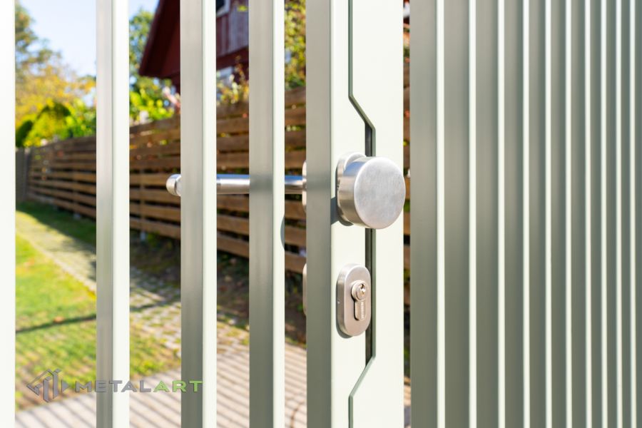 Zaunprojekt, Asymmetrisches Doppelflügeltor