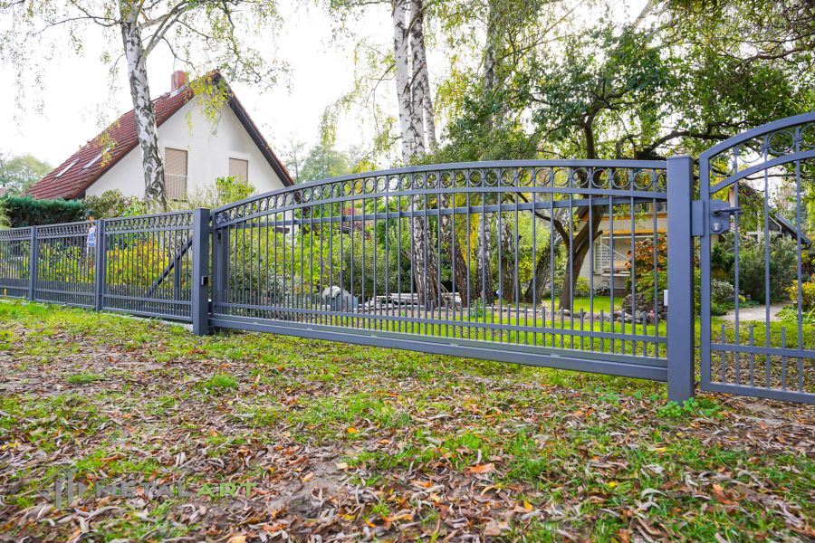 Schiebetore, Zaunprojekt, Zaunportfolio, Zaunmuster, Schmiedezaun, Schmiedezäune, Zaunanlage Projekt, Zaun Metal Art, Zäune aus Polen, Zaun Berlin, Zaun günstig kaufen, Zäune und Tore, klassische Zäune, Schmuckzaun, Schmuckzäune