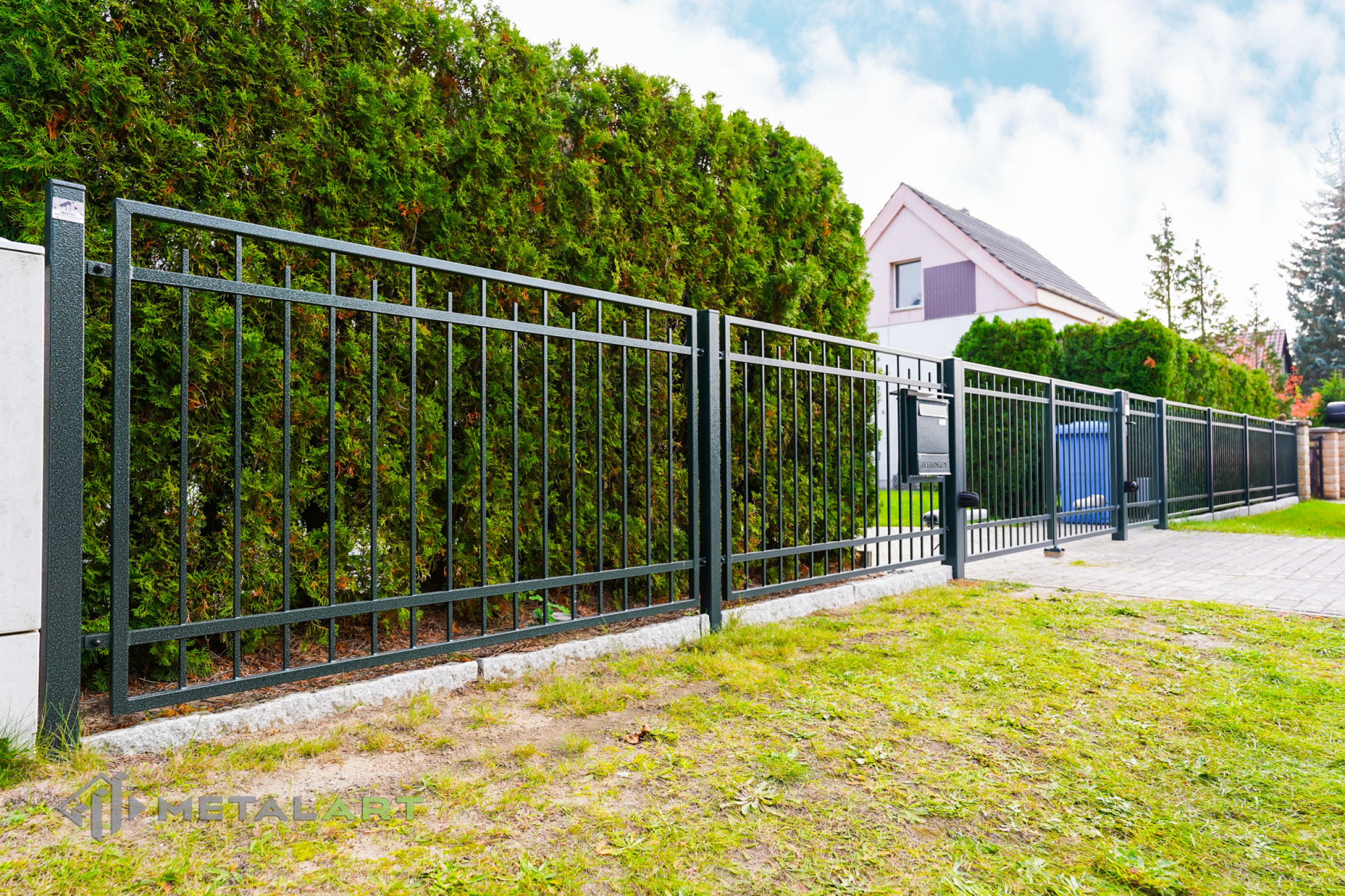 Zaunprojekt, Zaunportfolio, Zaunmuster, Schmiedezaun, Schmiedezäune, Zaunanlage Projekt, Zaun Metal Art, Zäune aus Polen, Zaun Berlin, Zaun günstig kaufen, Zäune und Tore, klassische Zäune, Gartenzaun, Gartenzäune