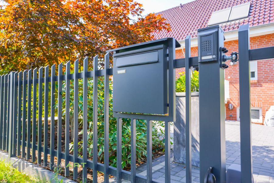 Zaunprojekt mit Schiebetor mit integrierter Pforte, Zaunportfolio, moderne Zäune, Zaunanlage Projekt, Zaun Metal Art, Zäune aus Polen, Zaun Berlin, Zaun günstig kaufen, Zäune und Tore