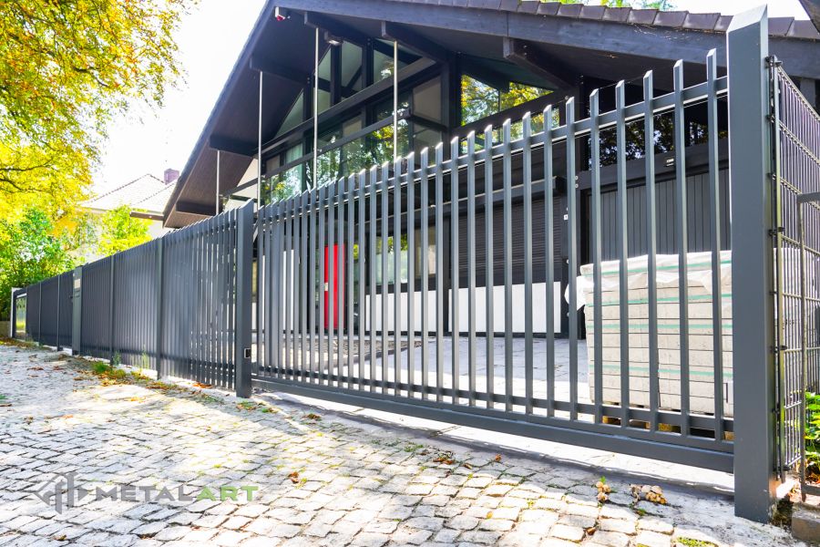 Zaunprojekt mit Schiebetor mit integrierter Pforte, Zaunportfolio, moderne Zäune, Zaunanlage Projekt, Zaun Metal Art, Zäune aus Polen, Zaun Berlin, Zaun günstig kaufen, Zäune und Tore