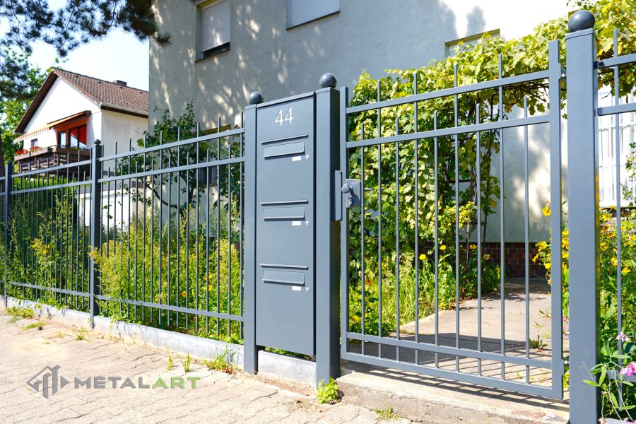 Der klassische Zaun, Zaunprojekt, Zaunportfolio, Zaunmuster, Schmiedezaun, Schmiedezäune, Zaunanlage Projekt, Zaun Metal Art, Zäune aus Polen, Zaun Berlin, Zaun günstig kaufen, Zäune und Tore, klassische Zäune, Gartenzaun, Gartenzäune