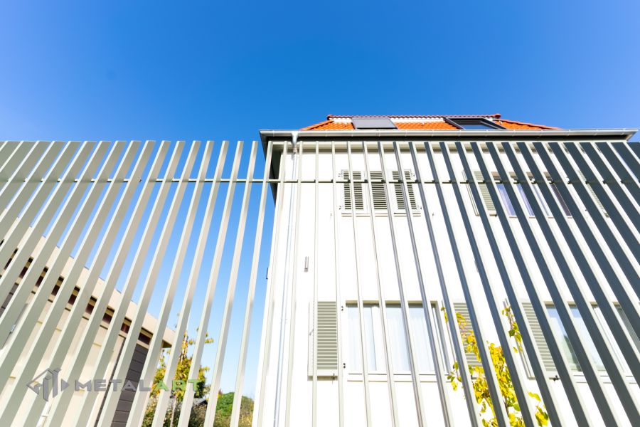 Zaunprojekt, Asymmetrisches Doppelflügeltor