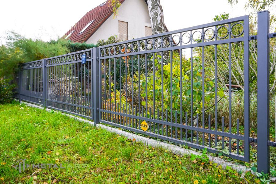 Schiebetore, Zaunprojekt, Zaunportfolio, Zaunmuster, Schmiedezaun, Schmiedezäune, Zaunanlage Projekt, Zaun Metal Art, Zäune aus Polen, Zaun Berlin, Zaun günstig kaufen, Zäune und Tore, klassische Zäune, Schmuckzaun, Schmuckzäune