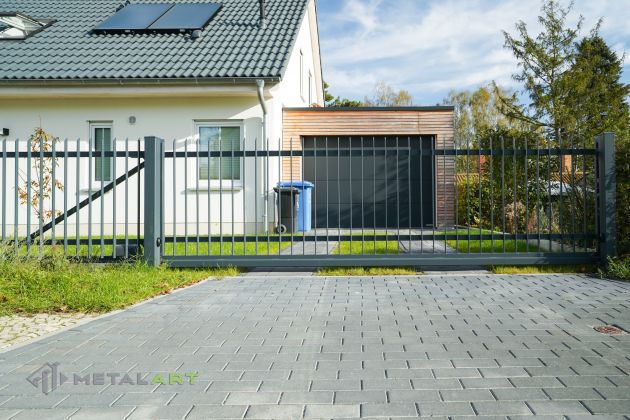 Schiebetor, Zaunprojekt, Zaunportfolio, Zaunmuster, moderne Zäune, Zaunanlage Projekt, Zaun Metal Art, Zäune aus Polen, Zaun Berlin, Zaun günstig kaufen, Zäune und Tore