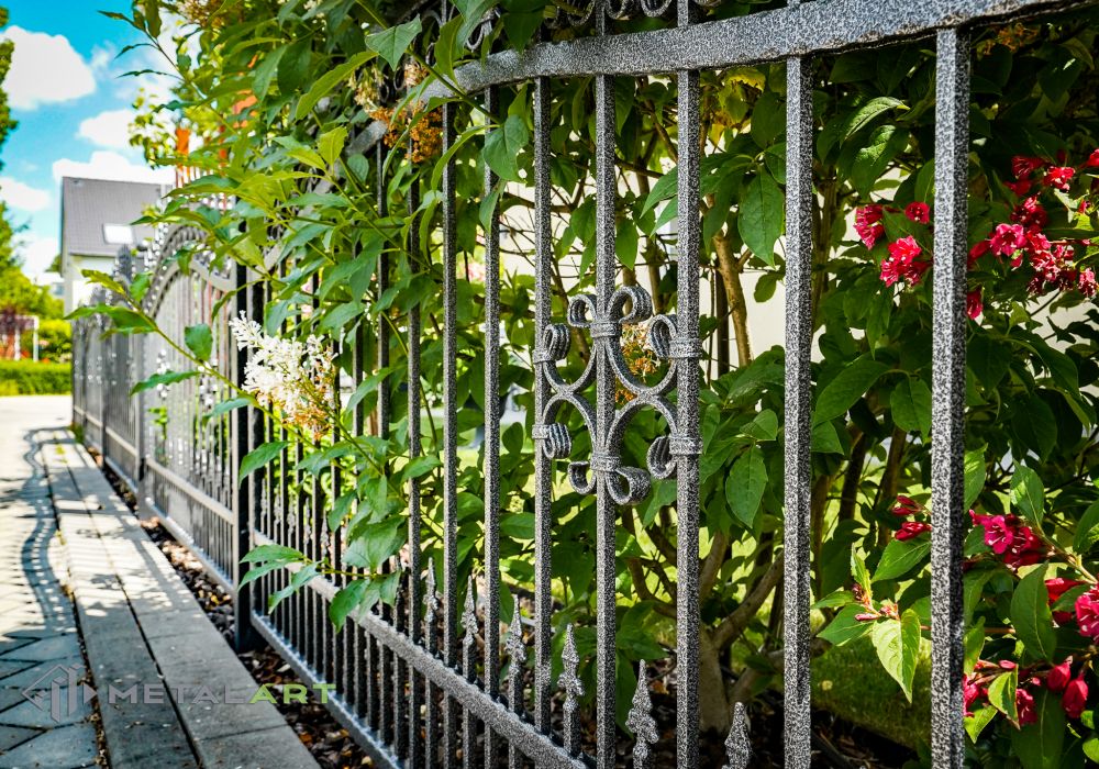 Zaun in Welle, Zaunprojekt, Zaunportfolio, Zaunmuster, Schmiedezaun, Schmiedezäune, Zaunanlage Projekt, Zaun Metal Art, Zäune aus Polen, Zaun Berlin, Zaun günstig kaufen, Zäune und Tore, klassische Zäune, Schmuckzaun, Schmuckzäune, Gartenzaun, Gartenzäune