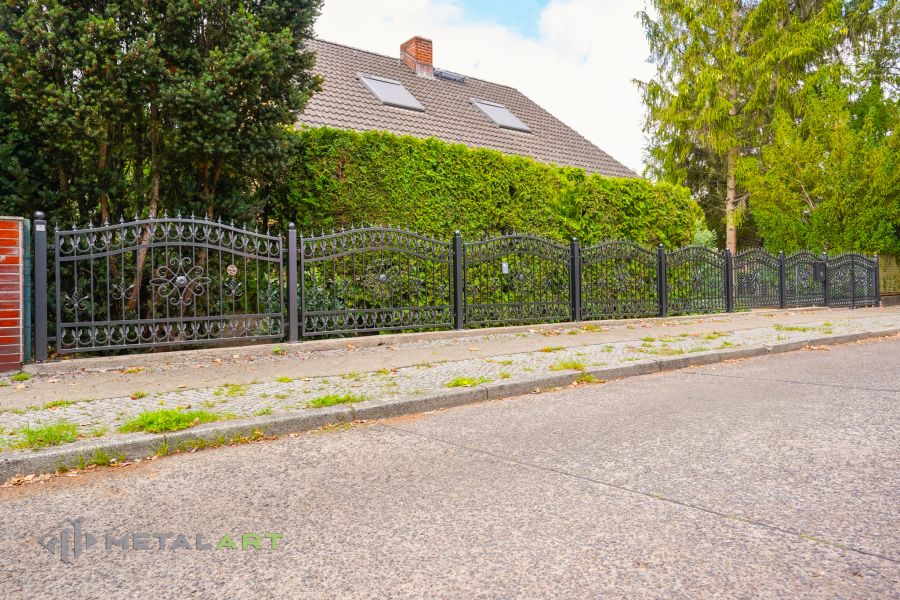 Ornament im Zaun, Zaunprojekt, Schmiedezaun, Zaunanlage in Welle, Zaun Metal Art, Zäune aus Polen, Zaun Berlin, Zäune und Tore, klassische Zäune, Schmuckzäune, Gartenzaun