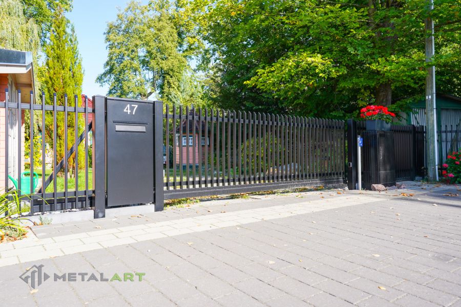 Zaunprojekt mit Schiebetor, Zaunportfolio, moderne Zäune, Zaunanlage Projekt, Zaun Metal Art, Zäune aus Polen, Zaun Berlin, Zaun günstig kaufen, Zäune und Tore