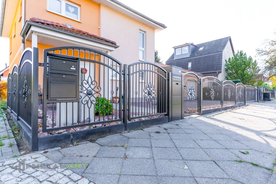 Ornament im Zaun, Zaunprojekt, Schmiedezaun, Zaunanlage in Welle, Zaun Metal Art, Zäune aus Polen, Zaun Berlin, Zäune und Tore, klassische Zäune, Schmuckzäune, Gartenzaun