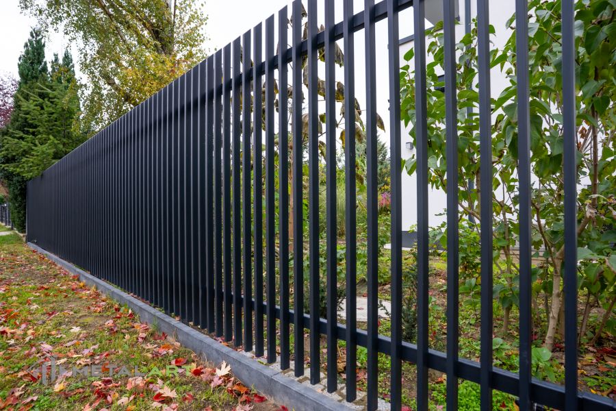 Zaunprojekt mit Schiebetor mit integrierter Pforte, Zaunportfolio, moderne Zäune, Zaunanlage Projekt, Zaun Metal Art, Zäune aus Polen, Zaun Berlin, Zaun günstig kaufen, Zäune und Tore