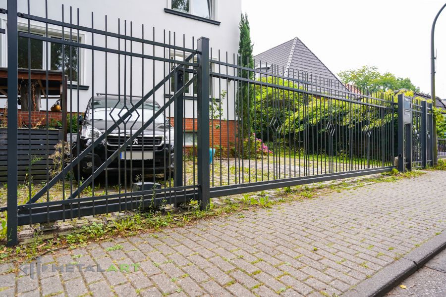 Ornament im Zaun, Zaunprojekt, Schmiedezaun, Zaunanlage in Welle, Zaun Metal Art, Zäune aus Polen, Zaun Berlin, Zäune und Tore, klassische Zäune, Schmuckzäune, Gartenzaun