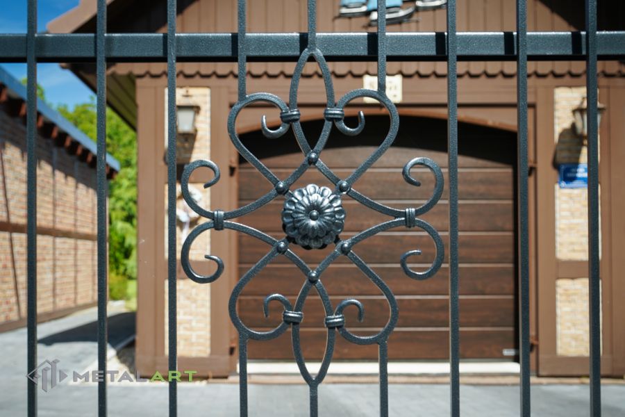 Ornament im Zaun, Zaunprojekt, Schmiedezaun, Zaunanlage in Welle, Zaun Metal Art, Zäune aus Polen, Zaun Berlin, Zäune und Tore, klassische Zäune, Schmuckzäune, Gartenzaun