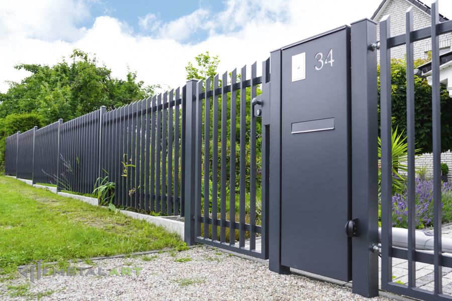 Zaunprojekt mit Schiebetor mit integrierter Pforte, Zaunportfolio, moderne Zäune, Zaunanlage Projekt, Zaun Metal Art, Zäune aus Polen, Zaun Berlin, Zaun günstig kaufen, Zäune und Tore