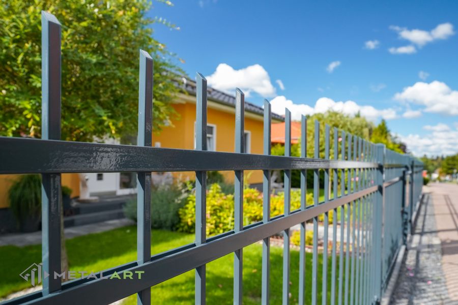 Asymmetrisches Doppelflügeltor, Zaunprojekt, Zaunportfolio, Zaunmuster, Schmiedezaun, Schmiedezäune, Zaunanlage Projekt, Zaun Metal Art, klassische Zäune, Gartenzaun, Gartenzäune