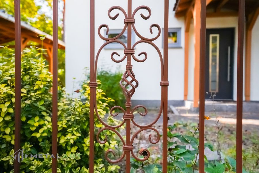 Schmuckzaun, Ornament im Zaun, Zaunprojekt, Schmiedezaun, Zaunanlage in Welle, Zaun Metal Art, Zäune aus Polen, Zaun Berlin, Zäune und Tore, klassische Zäune, Schmuckzäune, Gartenzaun