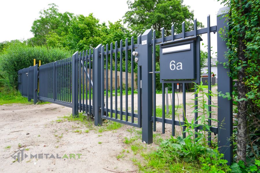 Zaunprojekt mit Schiebetor mit integrierter Pforte, Zaunportfolio, moderne Zäune, Zaunanlage Projekt, Zaun Metal Art, Zäune aus Polen, Zaun Berlin, Zaun günstig kaufen, Zäune und Tore