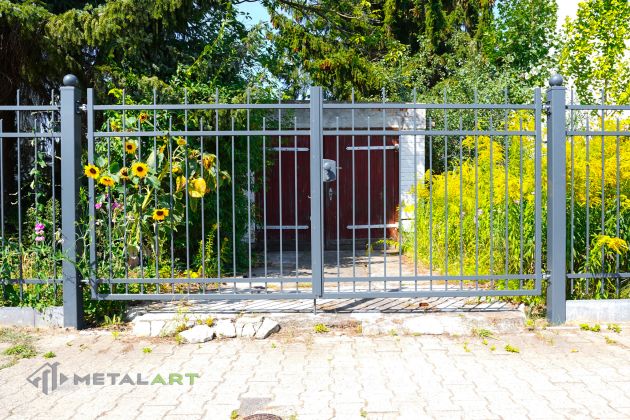 Doppelflügeltor, Zauntore, Tore, Tor, Zaunprojekt, Zaunportfolio, Zaunmuster, Schmiedezaun, Schmiedezäune, Zaunanlage Projekt, Zaun Metal Art, Zäune aus Polen, Zaun Berlin, Zaun günstig kaufen, Zäune und Tore, klassische Zäune, Gartenzaun, Gartenzäune