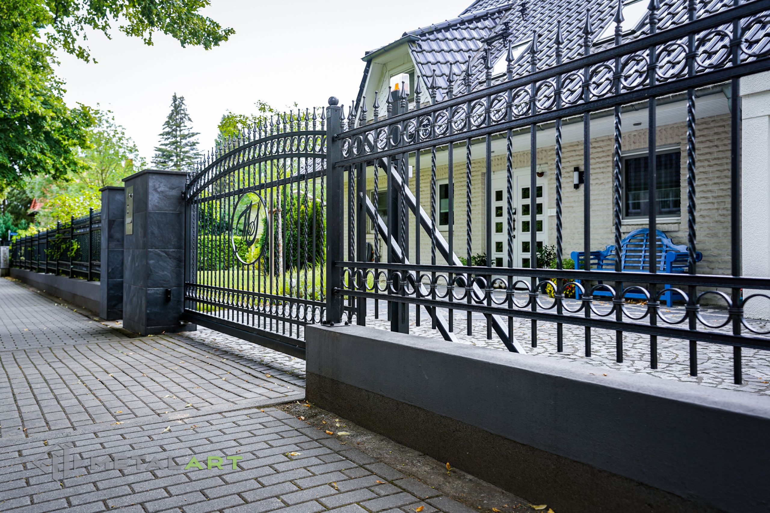 Zaunprojekt, Zaunportfolio, Zaunmuster, Schmiedezaun, Schmiedezäune, Zaunanlage Projekt, Zaun Metal Art, Zäune aus Polen, Zaun Berlin, Zaun günstig kaufen, Zäune und Tore, klassische Zäune, Gartenzaun, Gartenzäune