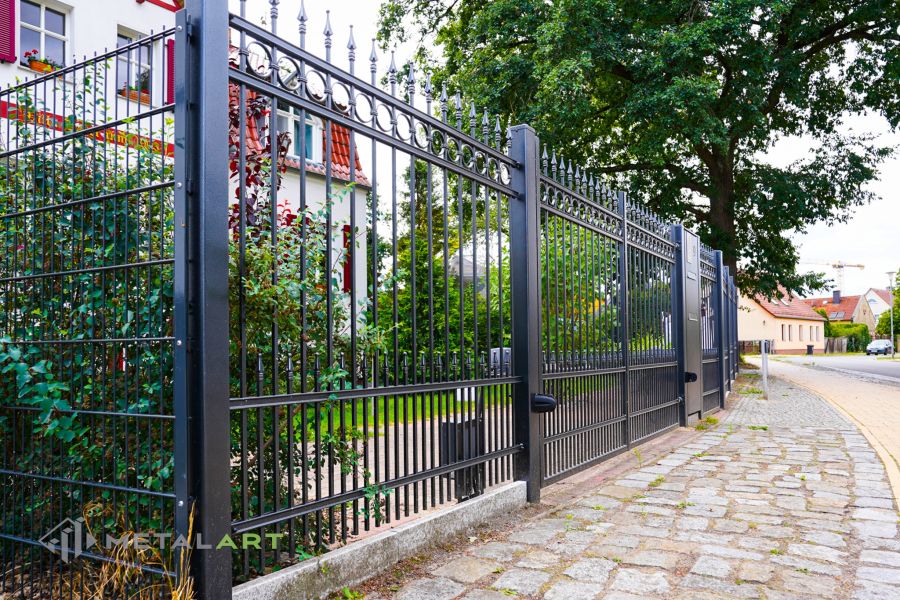 Zaunprojekt, Zaunportfolio, Zaunmuster, Schmiedezaun, Schmiedezäune, Zaunanlage Projekt, Zaun Metal Art, Zäune aus Polen, Zaun Berlin, Zaun günstig kaufen, Zäune und Tore, klassische Zäune, Schmuckzaun, Schmuckzäune, Gartenzaun, Gartenzäune
