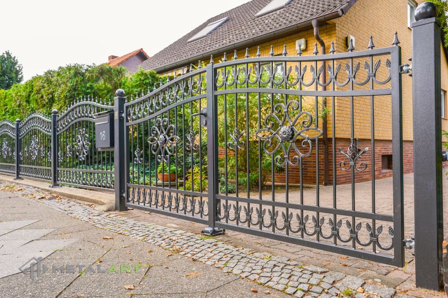 Ornament im Zaun, Zaunprojekt, Schmiedezaun, Zaunanlage in Welle, Zaun Metal Art, Zäune aus Polen, Zaun Berlin, Zäune und Tore, klassische Zäune, Schmuckzäune, Gartenzaun