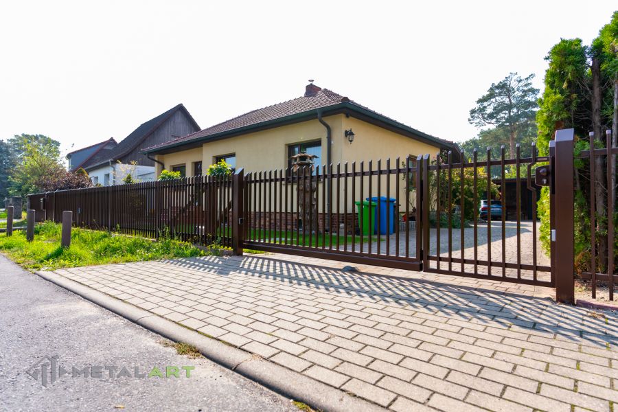 Zaunprojekt mit Schiebetore mit integrierter Pforte, Zaunportfolio, moderne Zäune, Zaunanlage Projekt, Zaun Metal Art, Zäune aus Polen, Zaun Berlin, Zaun günstig kaufen, Zäune und Tore