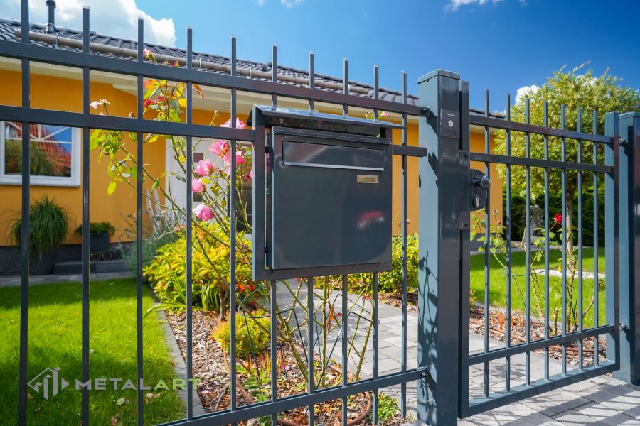 Asymmetrisches Doppelflügeltor, Zaunprojekt, Zaunportfolio, Zaunmuster, Schmiedezaun, Schmiedezäune, Zaunanlage Projekt, Zaun Metal Art, klassische Zäune, Gartenzaun, Gartenzäune