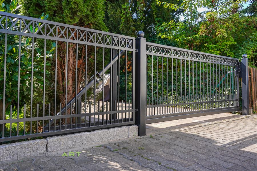 Schmuckzäune, Zaunprojekt, Zaunportfolio, Zaunmuster, Schmiedezaun, Schmiedezäune, Zaunanlage Projekt, Zaun Metal Art, Zäune aus Polen, Zaun Berlin, Zaun günstig kaufen, Zäune und Tore, klassische Zäune, Schmuckzaun, Schiebetor