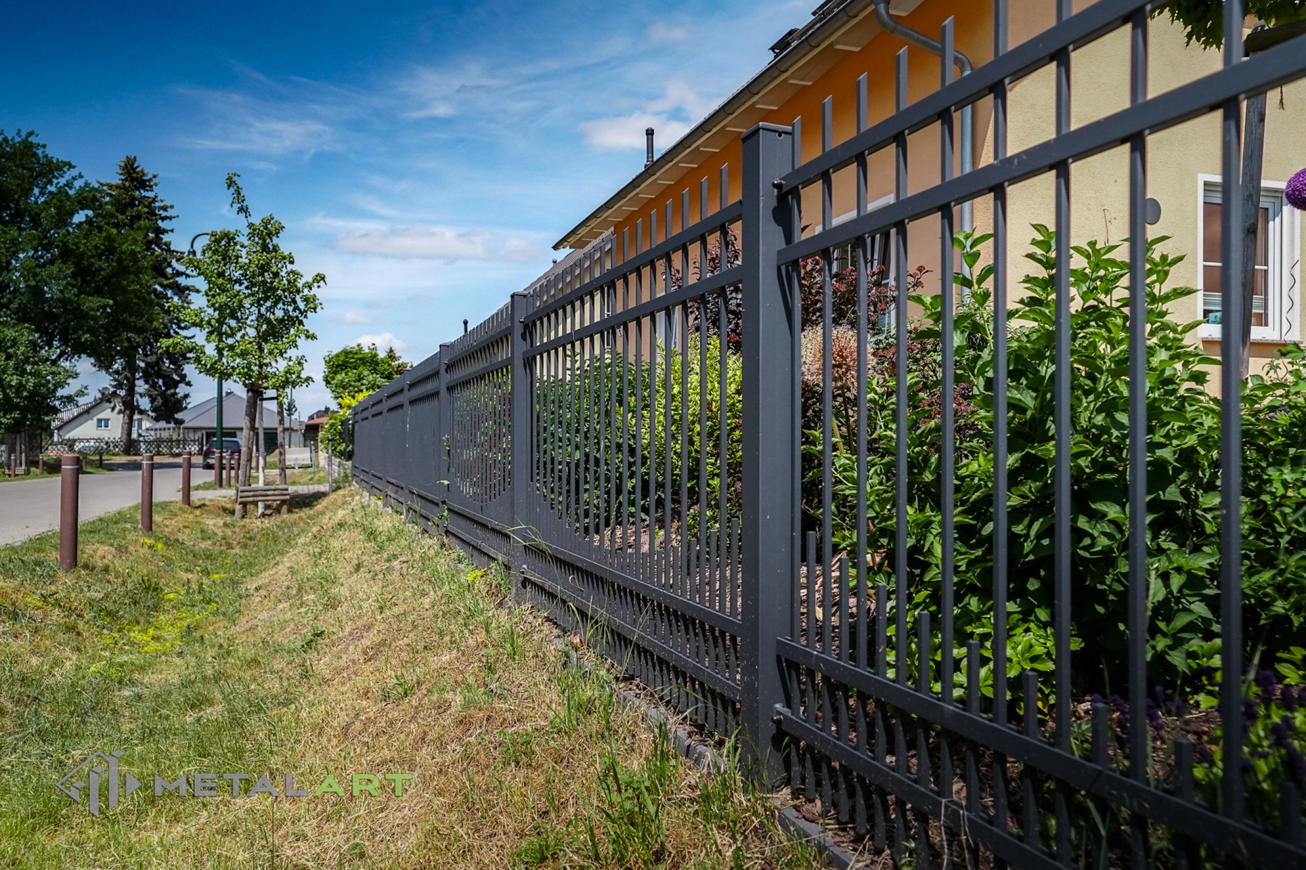 Zaunprojekt, Zaunportfolio, Zaunmuster, Schmiedezaun, Schmiedezäune, Zaunanlage Projekt, Zaun Metal Art, Zäune aus Polen, Zaun Berlin, Zaun günstig kaufen, Zäune und Tore, klassische Zäune, Schmuckzaun, Schmuckzäune, Gartenzaun, Gartenzäune